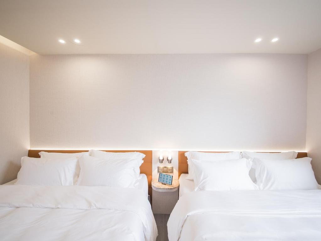 Postel nebo postele na pokoji v ubytování LIVIN Hotel