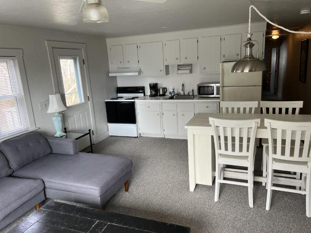 プロビンスタウンにあるBay Colony Retreatのソファとテーブルのあるキッチンとリビングルーム