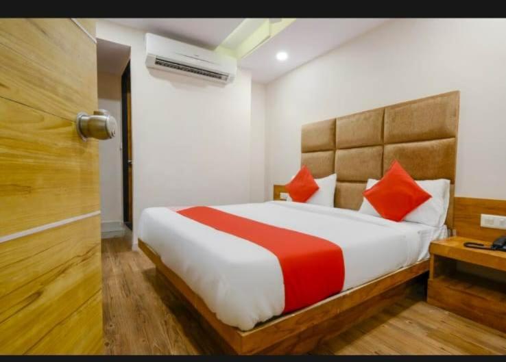 Postel nebo postele na pokoji v ubytování HOTEL SAFARI INN