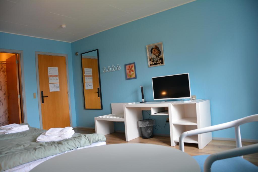TV a/nebo společenská místnost v ubytování Abild Hotel