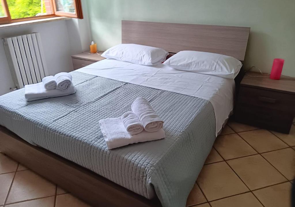 Un dormitorio con una cama con toallas. en BnB Venaria - Homezon, en Venaria Reale