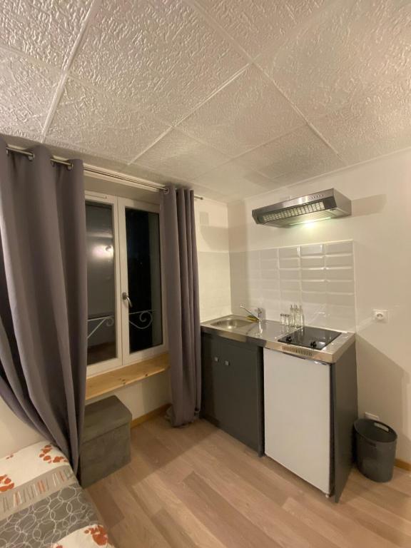 une cuisine avec un évier et un plan de travail dans l'établissement Studio near train station, à Poitiers