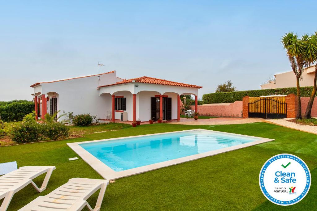 Villa con piscina en un patio en Monte Holiday House, en Luz