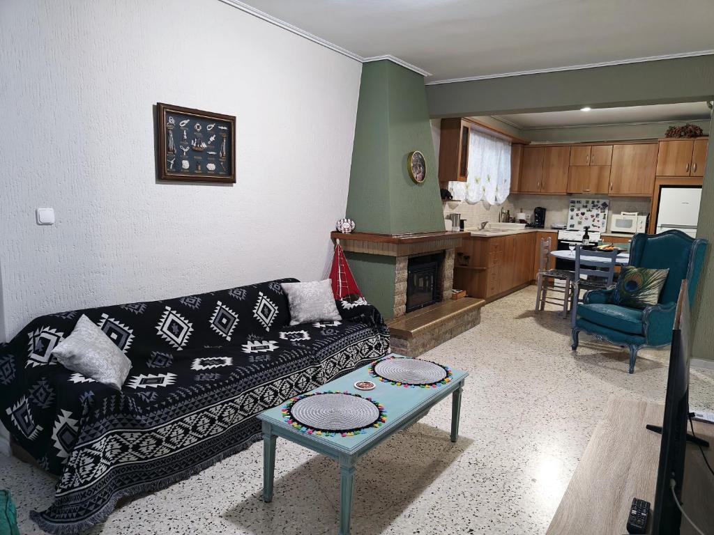 ein Wohnzimmer mit Sofa und Tisch in der Unterkunft Cosy House 50m of Beach Kalamia 80 sqm in Korinthos