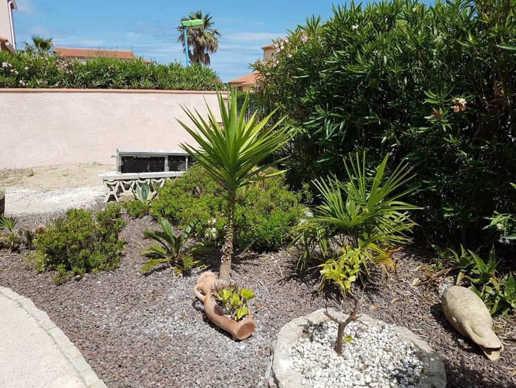 Photo de la galerie de l'établissement Villa familiale climatisée avec grand jardin - 6IRLA4, à Saint Cyprien Plage