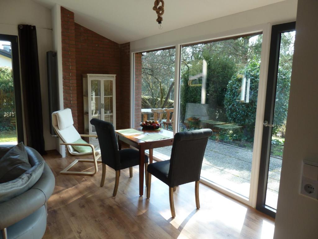 a living room with a dining room table and chairs at Ferienhaus Braunfels in Braunfels