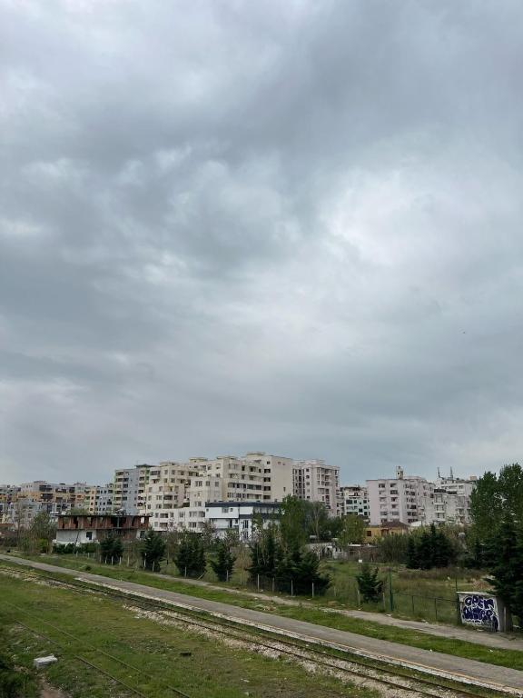 una ciudad con edificios de apartamentos altos en el fondo en Adriatic Escape, en Durrës
