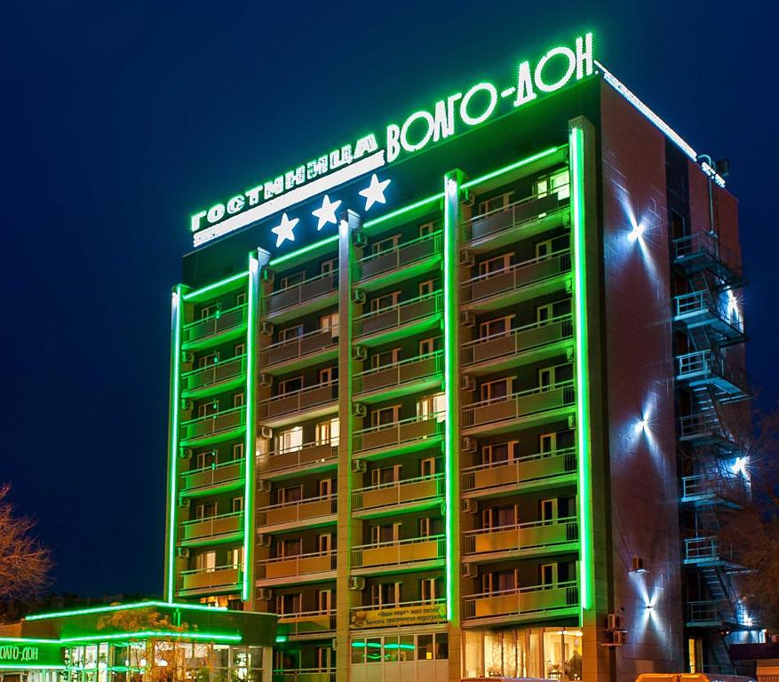 ヴォルゴグラードにあるVolgo-Don Hotelの緑の看板が立つ建物