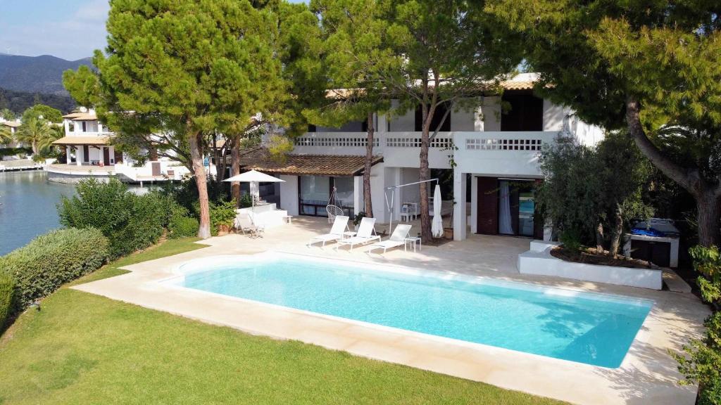 Бассейн в The White Villa by Seaviews или поблизости