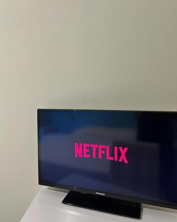 a television screen with the netflix logo on it at La Flacca Rooms in Sperlonga