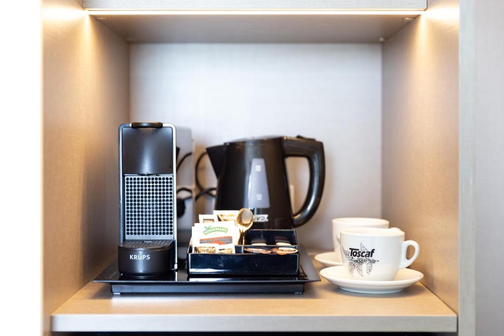 Utensilios para hacer té y café en Hotel Cap Negret