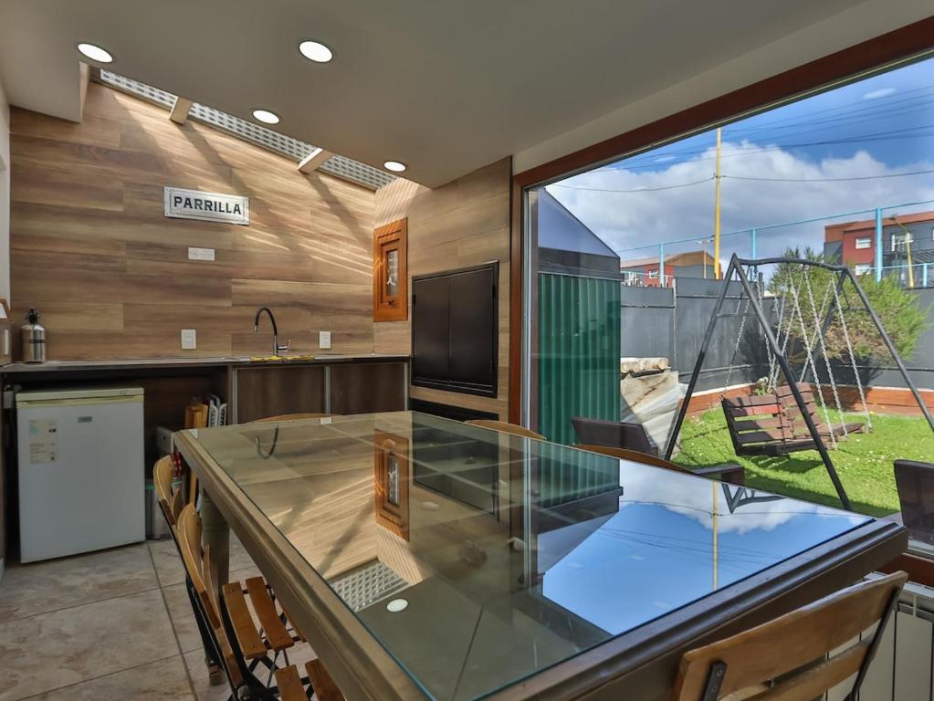 Nhà bếp/bếp nhỏ tại Casa con Quincho, Playroom y jardín en Ushuaia