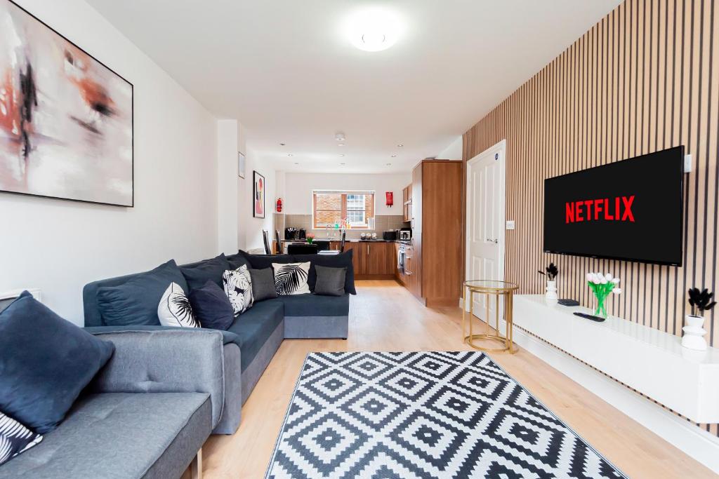 a living room with a couch and a tv at Contractors Wow! 5 Bedrooms 10 Guests Free Parking in Basingstoke