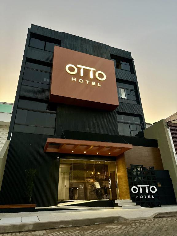 ein Gebäude mit einem Schild an der Vorderseite in der Unterkunft Otto Hotel in Governador Valadares