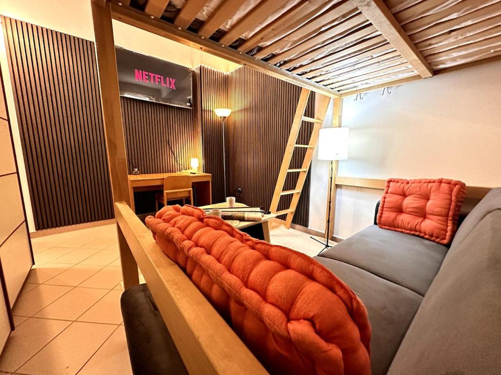 a waiting room with a couch and a ladder at SuiteSigismondo-L'appartamento Più Centrale Di Rimini in Rimini