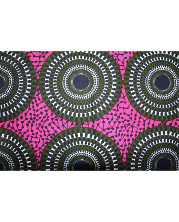 - une couette rose et noire avec du noir dans l'établissement Maison, à Rousson