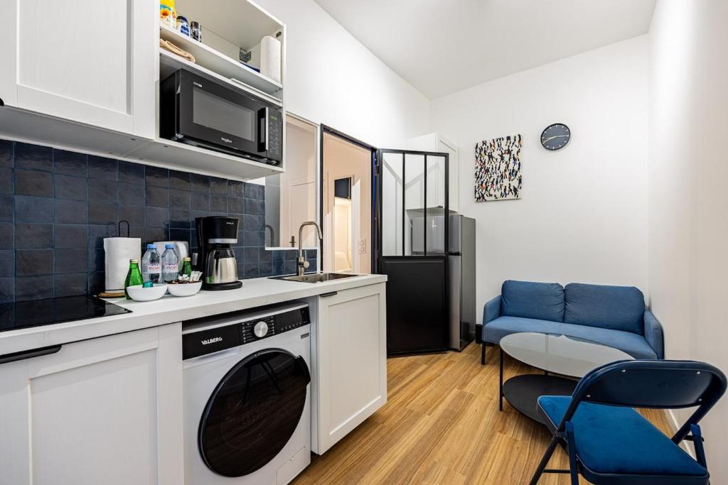 une cuisine avec un évier et un lave-vaisselle dans l'établissement 1#Cosystudio#Paris13#JardinDesPlantes, à Paris