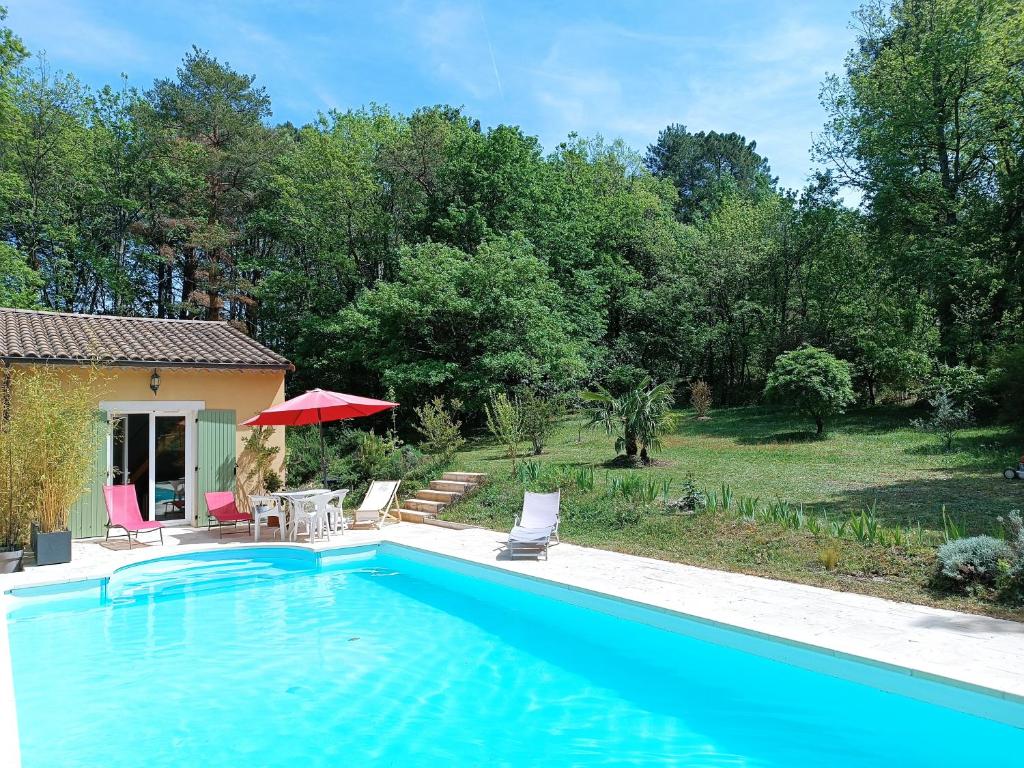 Bazén v ubytování La villa des pins nebo v jeho okolí