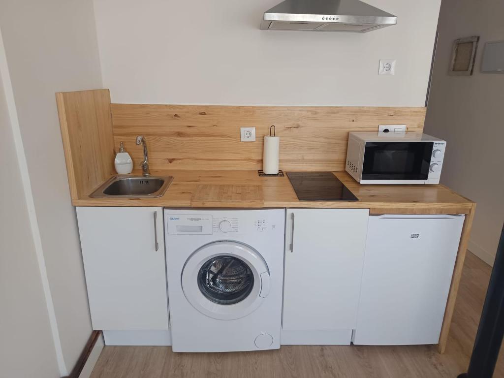 Kuchyň nebo kuchyňský kout v ubytování Apartamentos La Muralla