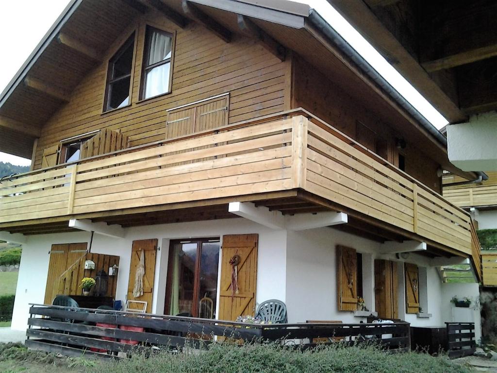 une maison avec une terrasse au-dessus dans l'établissement Appt F2 à 200m du lac situé plein sud -vue lac, à Gérardmer