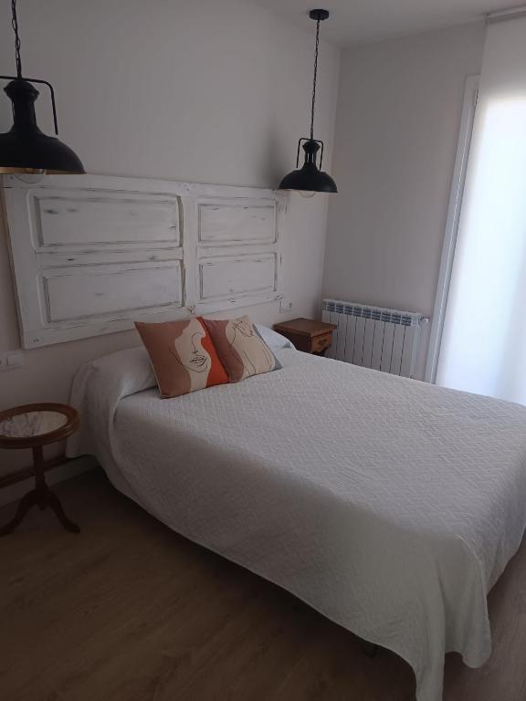 Postel nebo postele na pokoji v ubytování Apartamentos La Muralla