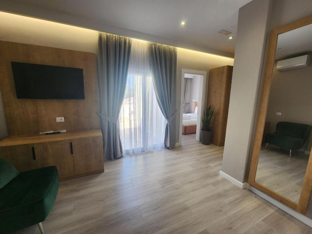 TV a/nebo společenská místnost v ubytování Hotel Maren Durres