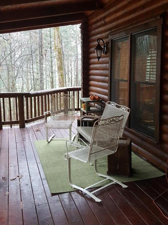 Fotografie z fotogalerie ubytování Appalachian Cabin- Trout Stream Firepit Hot Tub v destinaci Ellijay
