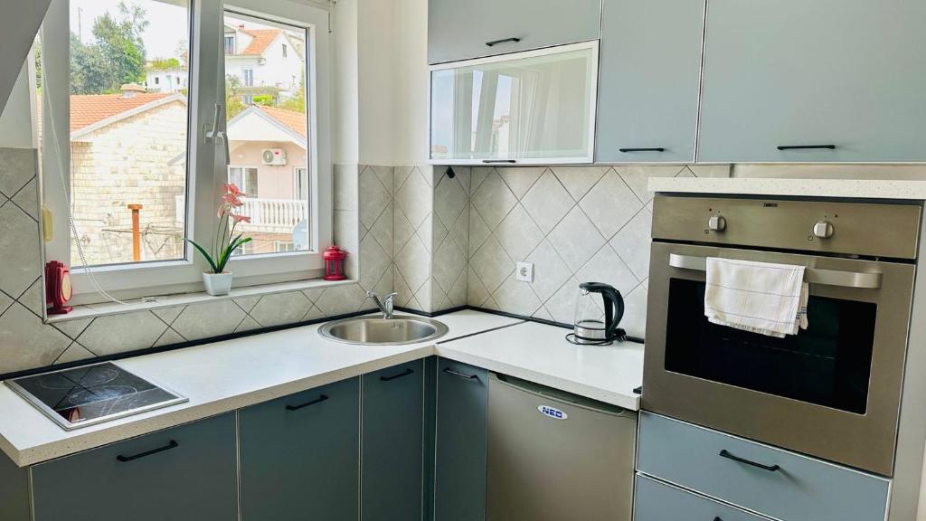 Kuchyň nebo kuchyňský kout v ubytování Apartments Teodo