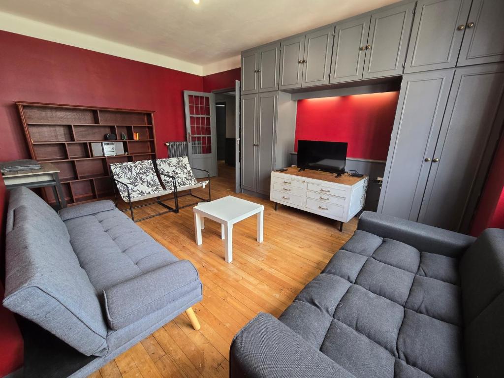 un salon avec un canapé et une télévision dans l'établissement Appartement cosy à l'Harteloire, à Brest