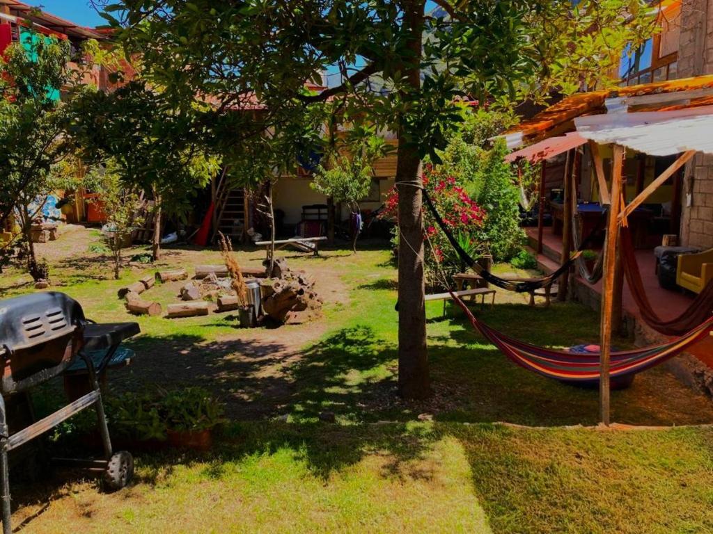 una hamaca en un patio junto a una casa en Kamanti Hostel, en Písac