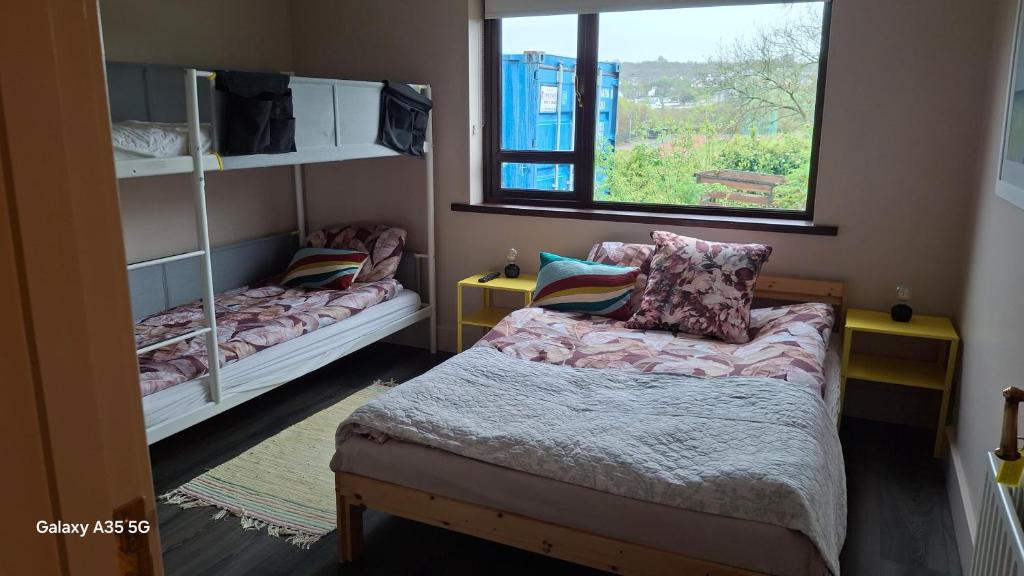 Postel nebo postele na pokoji v ubytování Artisthostel Letterkenny