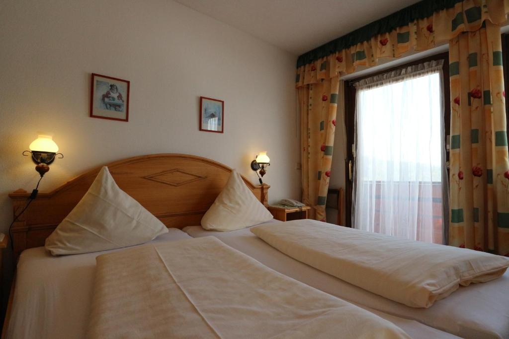 Postel nebo postele na pokoji v ubytování Hotel Dachsberger-Hof