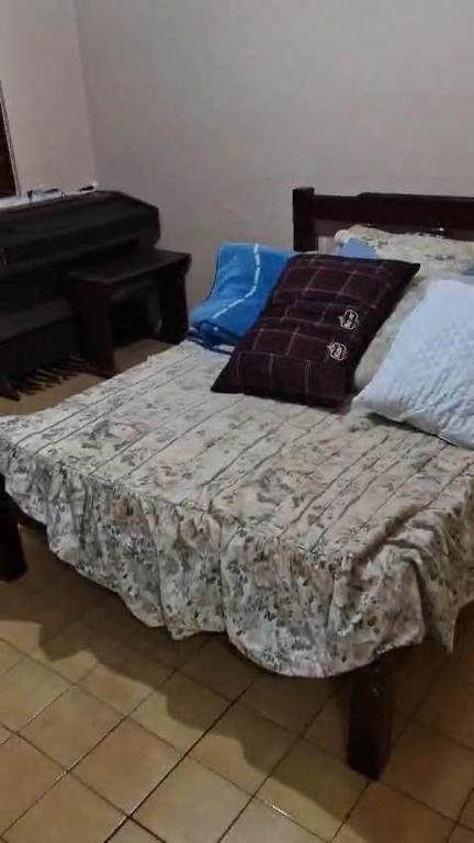 a bedroom with a bed and a piano at Casa para alugar Agrishow 2025 in Ribeirão Preto