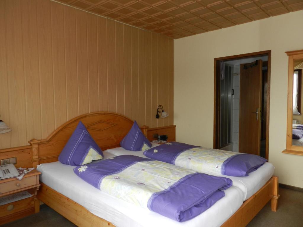 Postel nebo postele na pokoji v ubytování Hotel Dachsberger-Hof