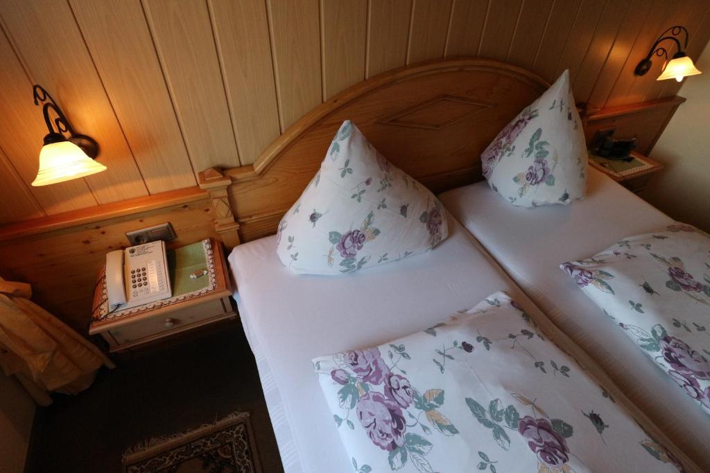Postel nebo postele na pokoji v ubytování Hotel Dachsberger-Hof