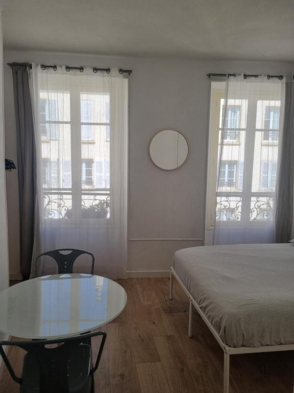 Un ou plusieurs lits dans un hébergement de l'établissement Chambre privée - Vue Tour Eiffel
