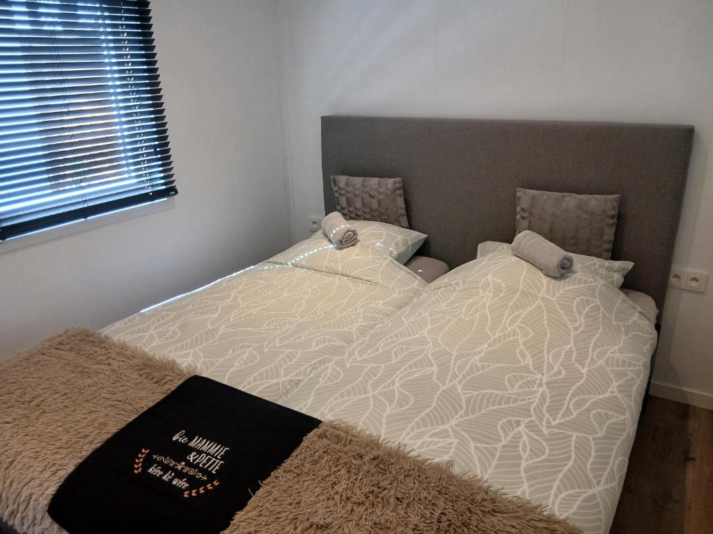 Postel nebo postele na pokoji v ubytování Nieuwe vakantie-Chalet "Bie mammie en pette" Camping GOOLDERHEIDE
