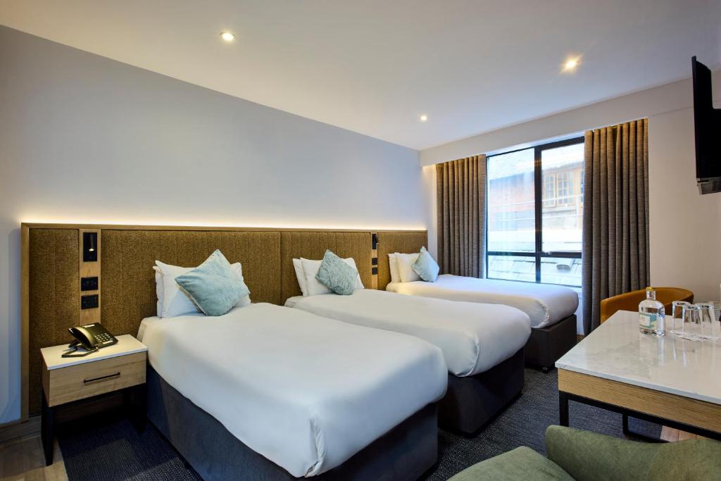Postel nebo postele na pokoji v ubytování Handel's Hotel