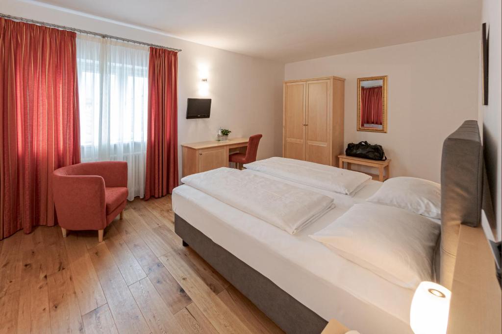 Łóżko lub łóżka w pokoju w obiekcie Hotel Teutschhaus