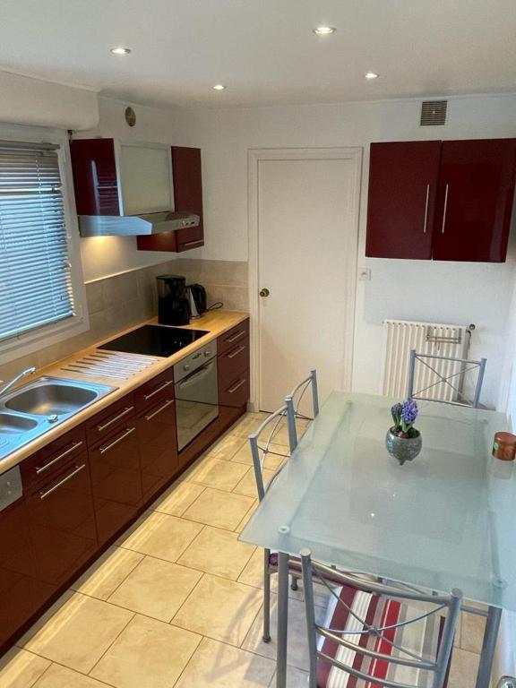 une cuisine avec une table et des chaises et une cuisine avec un évier dans l'établissement Cambo1, à Cambo-les-Bains