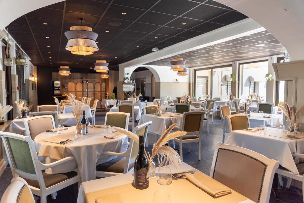 Restaurace v ubytování Hôtel Restaurant les 13 Assiettes