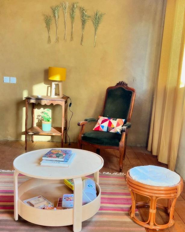 un salon avec une table et une chaise dans l'établissement la cabane savoyarde, à Truison