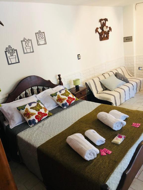 two beds in a room with towels on them at Departamento la Oma in Posadas