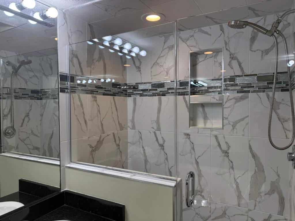 Ein Badezimmer in der Unterkunft Waterfront Luxury Huge Condo with 15000sf Pool