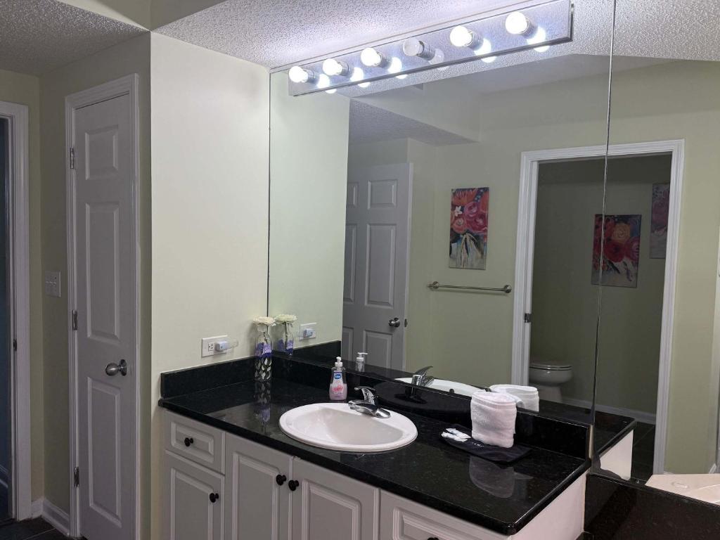 Ein Badezimmer in der Unterkunft Waterfront Luxury Huge Condo with 15000sf Pool