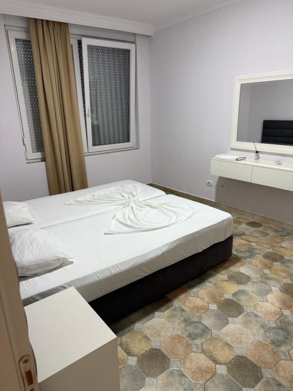 Postel nebo postele na pokoji v ubytování shengjin apartaments