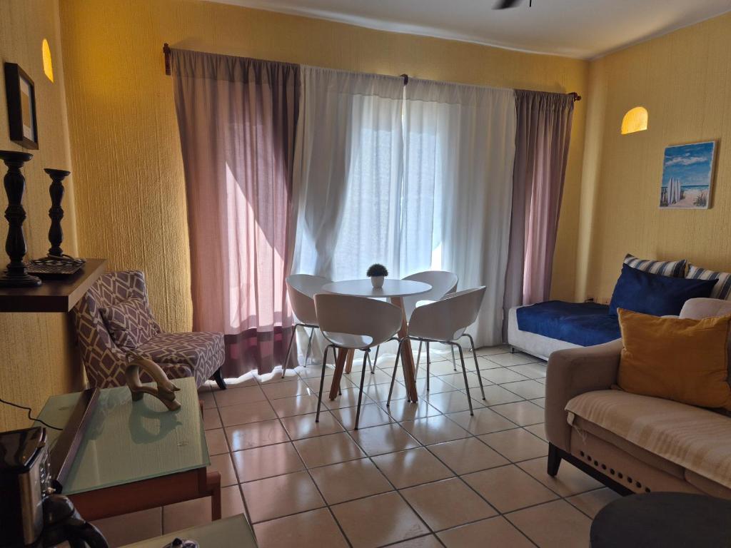 a living room with a table and a couch at CENTRO, CERCA ToDo in Cancún