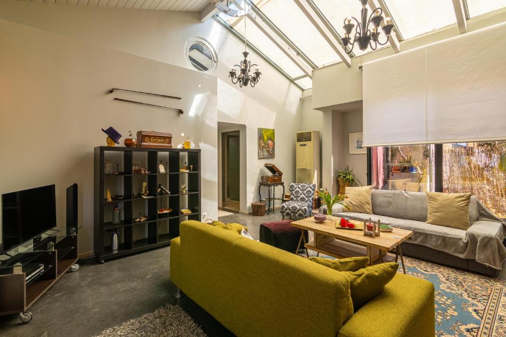 Posezení v ubytování Sinanis city home