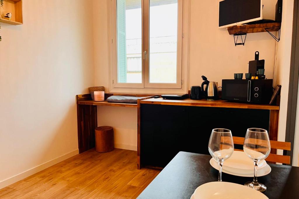 - une cuisine avec deux verres à vin sur une table dans l'établissement Louisa - Studio AC Close to the sea - by TGB, à Ajaccio