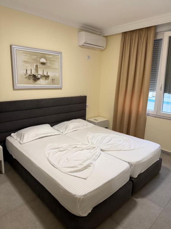 Postel nebo postele na pokoji v ubytování shengjin apartaments
